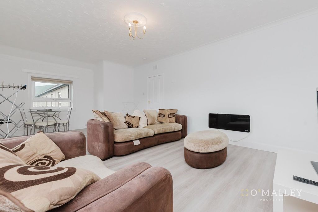 Property photo 3 of 13 Lounge