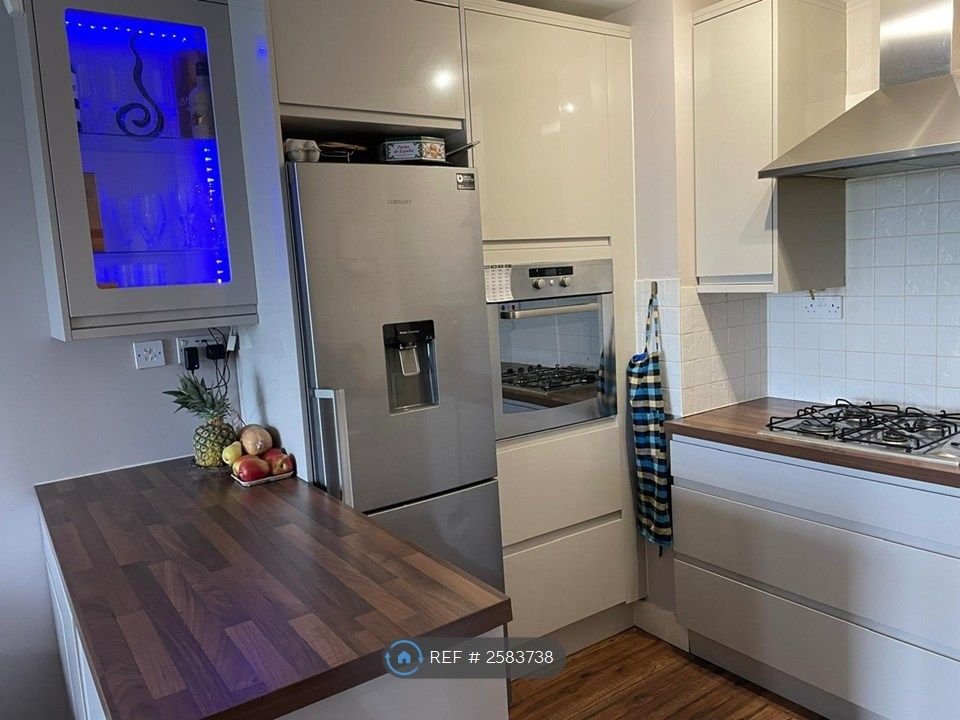Property photo 3 of 10 Kitchen