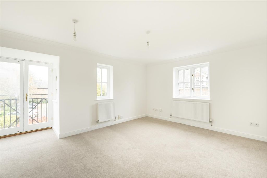 Property photo 2 of 12 2-Minister-Court-01.Jpg