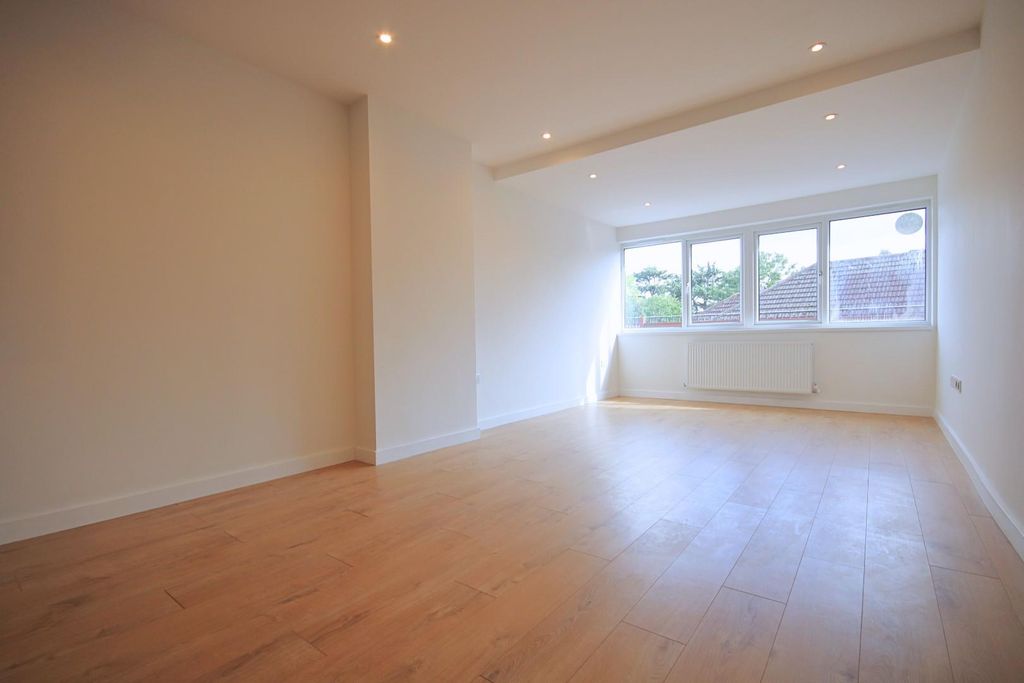 Property photo 2 of 8 liv2 (8).Jpg