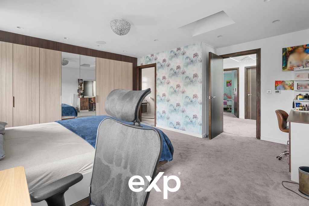 Property photo 3 of 33