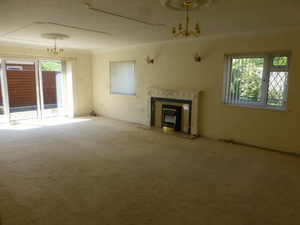 Property photo 3 of 14 Lounge