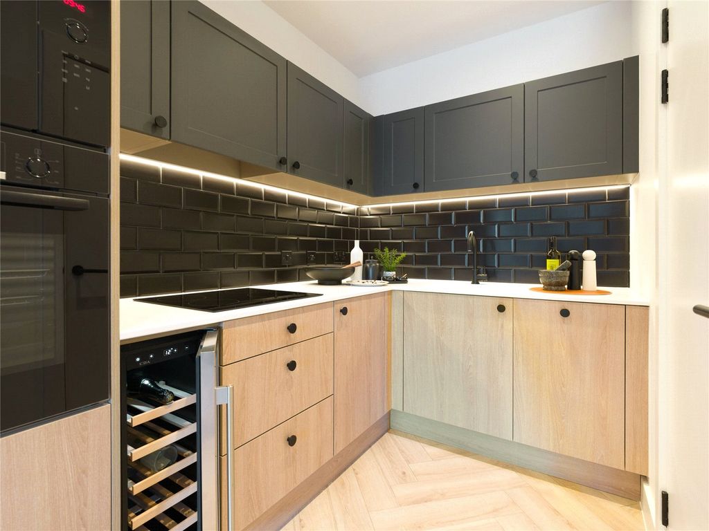 Property photo 2 of 15 Colliers Yard