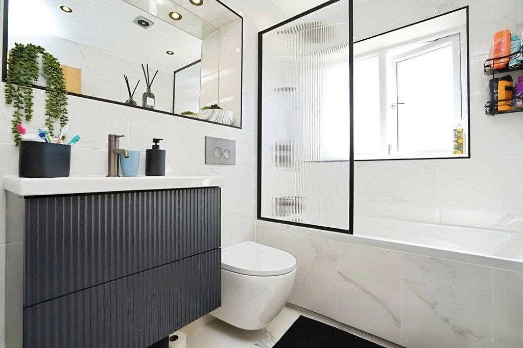 Property photo 3 of 15 Bathroom/Wc