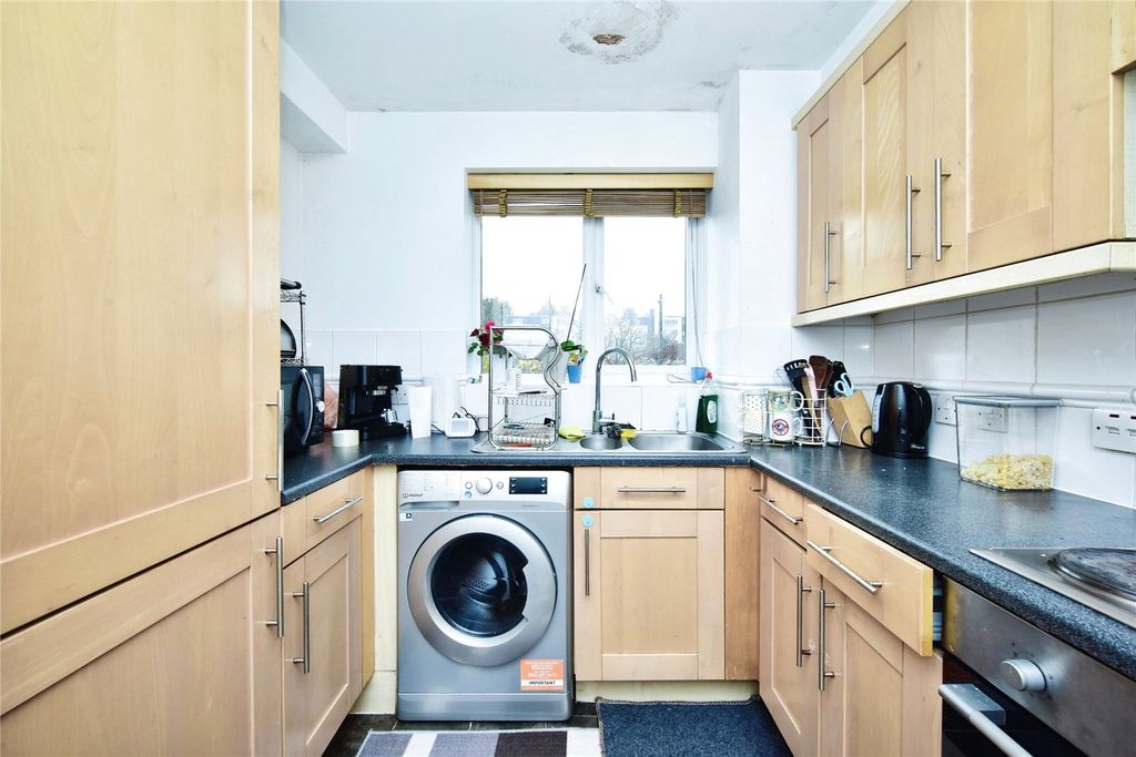 Property photo 3 of 8 Kitchen