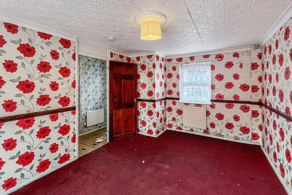 Property photo 3 of 16 20 Elsworth Close, Feltham, Middlesex, Tw14 8Sf