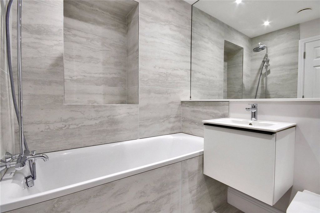 Property photo 3 of 7 Bathroom