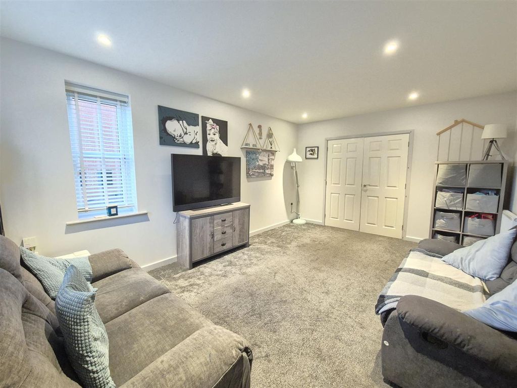 Property photo 2 of 17 Lounge