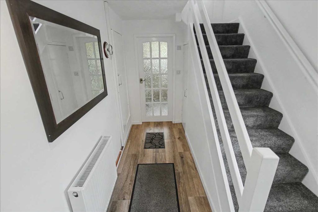 Property photo 2 of 24 Entrance Hall