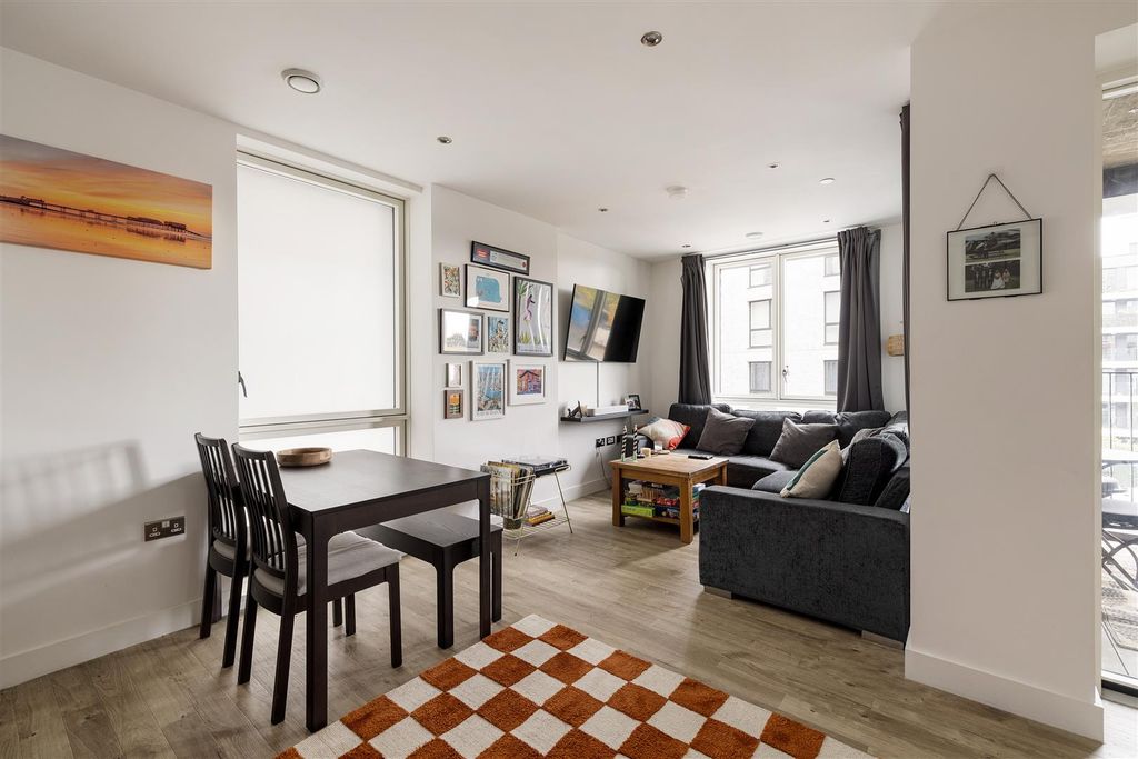 Property photo 2 of 25 Monkwood Way, E3