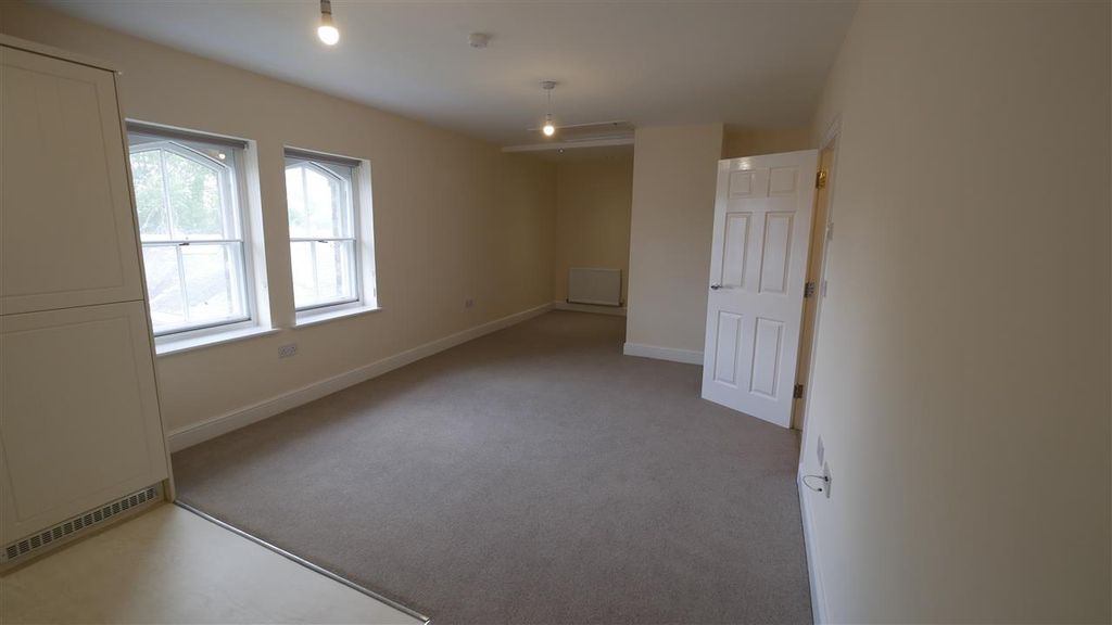 Property photo 2 of 8 Open-Plan Lounge/Kitchen