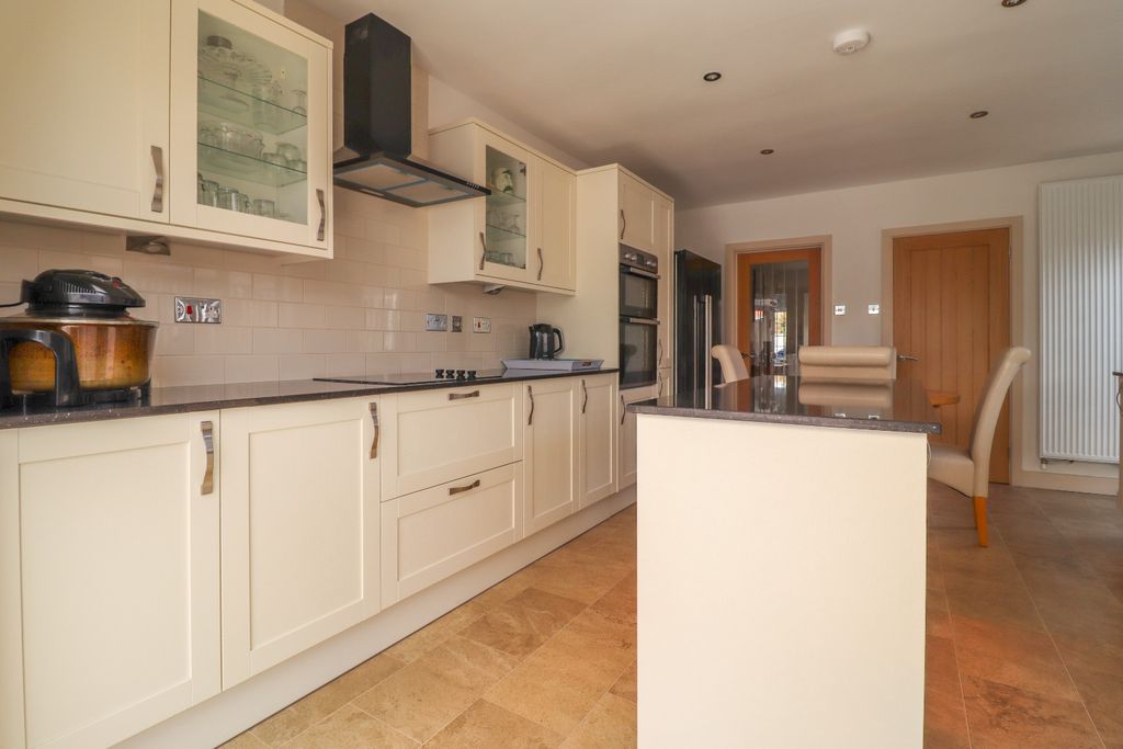 Property photo 2 of 24 4301173