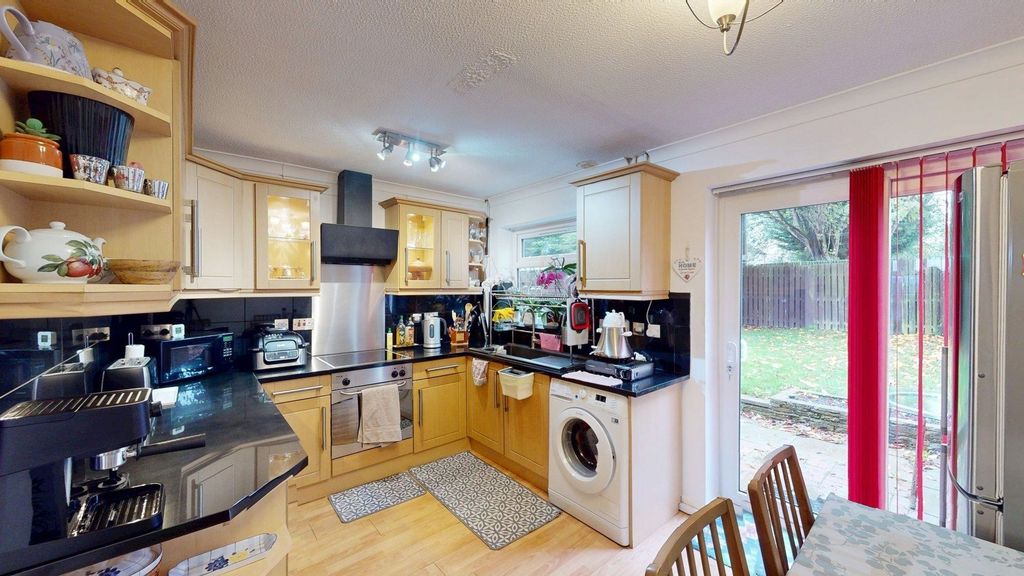 Property photo 3 of 12 Kitchen