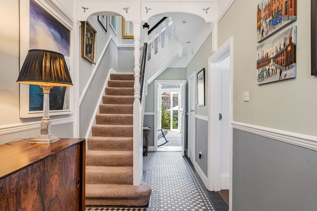 Property photo 2 of 17 Entrance