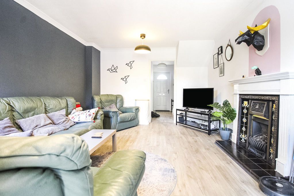 Property photo 3 of 12 Lounge 2