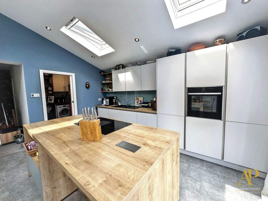 Property photo 3 of 18 Kitchen