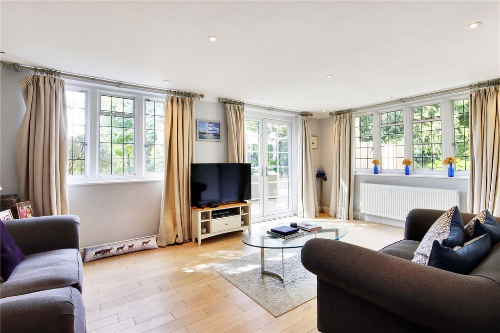 Property photo 2 of 16 Sitting Room
