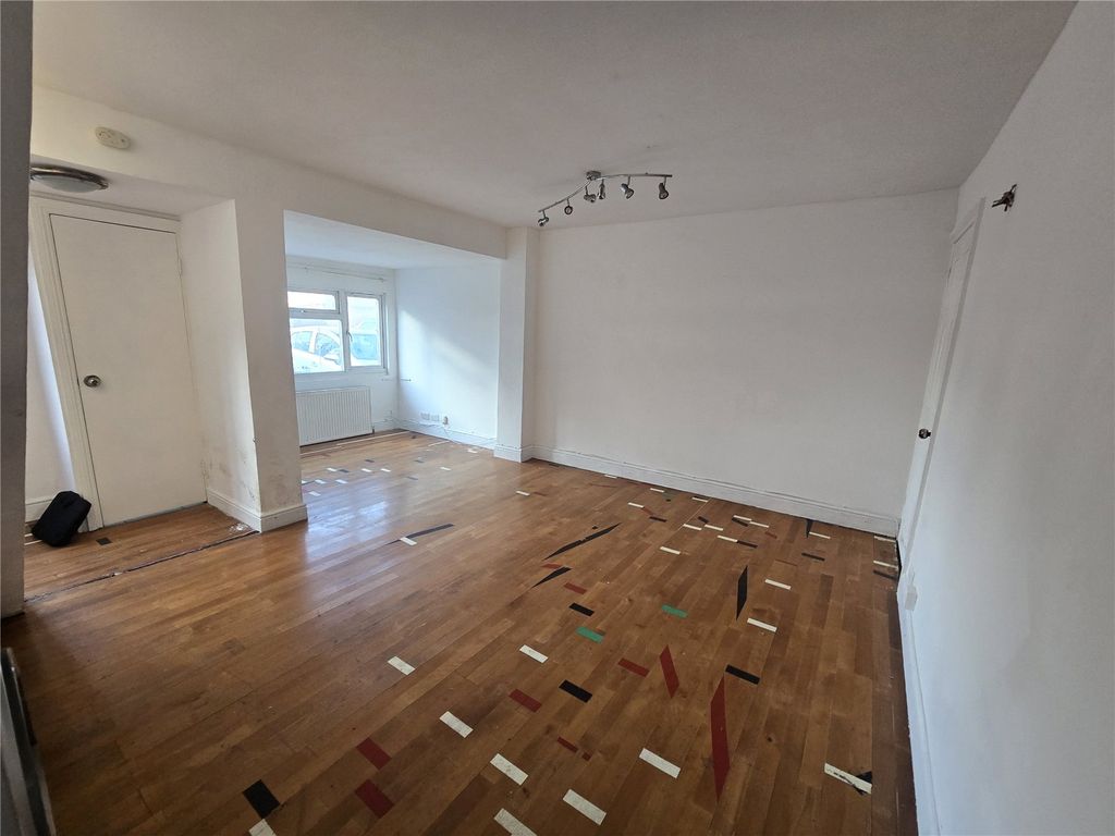 Property photo 3 of 13 Lounge