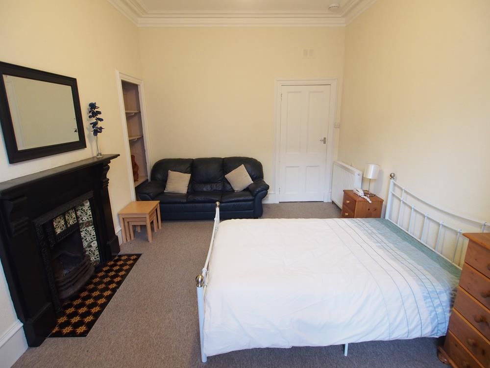 Property photo 3 of 8 Lounge/Bedroom (3)
