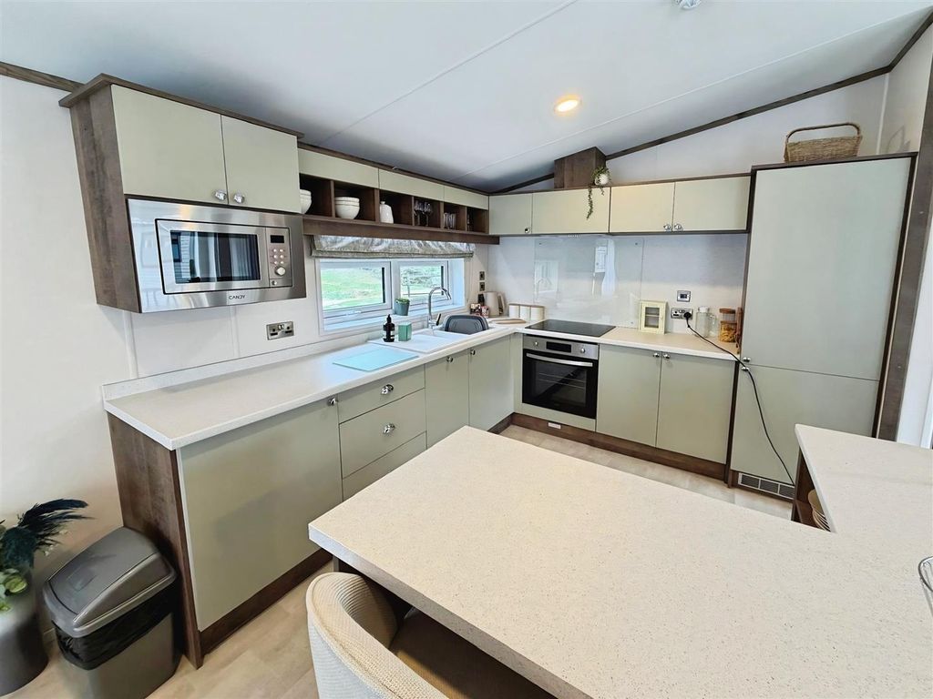 Property photo 3 of 14 Kitchen