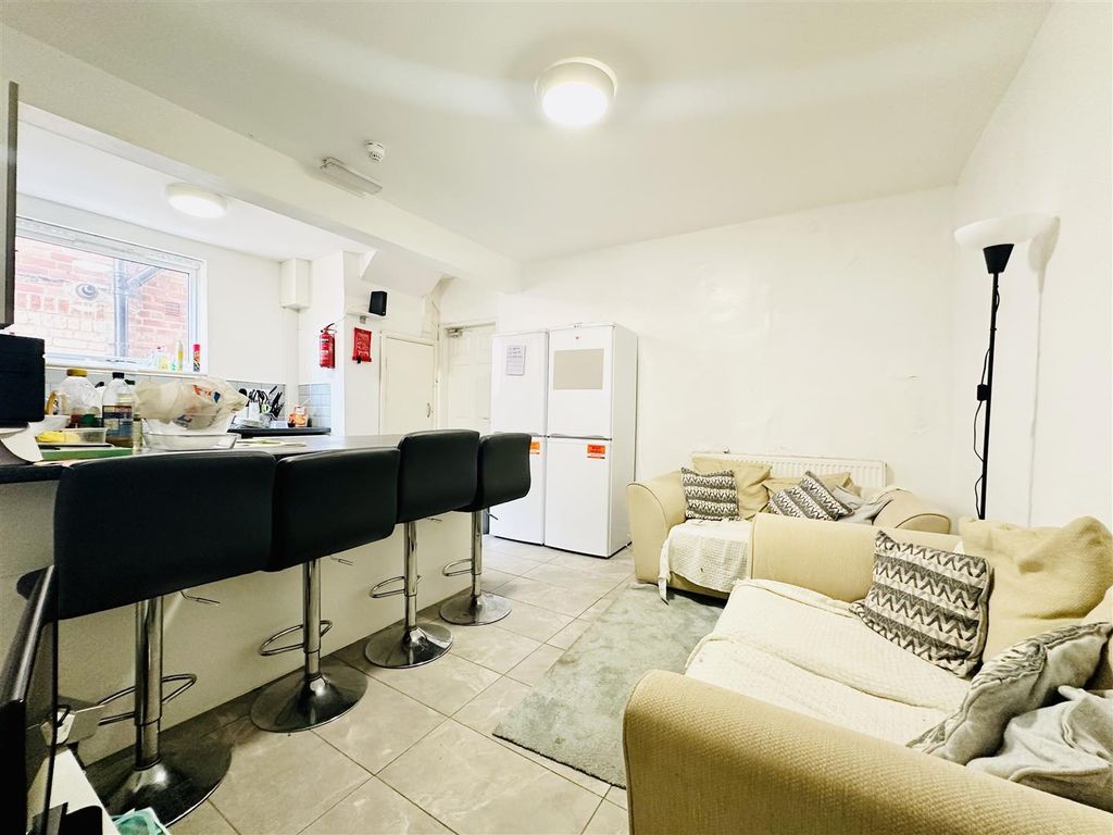 Property photo 3 of 13 Kitchen/Living