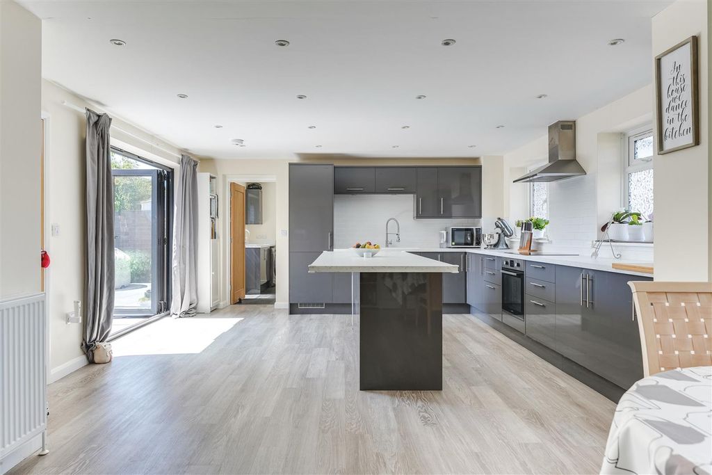 Property photo 3 of 26 Loompits Way-19.Jpg