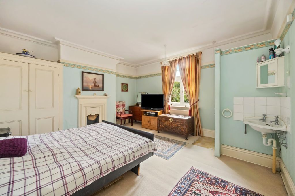 Additional image 12 of 6 bed semi-detached house for salePaddockhall Road, Haywards Heath RH16