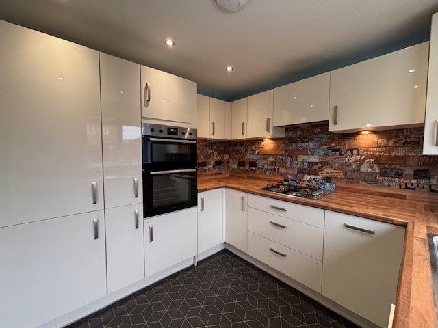 Property photo 3 of 12 Kitchen 2