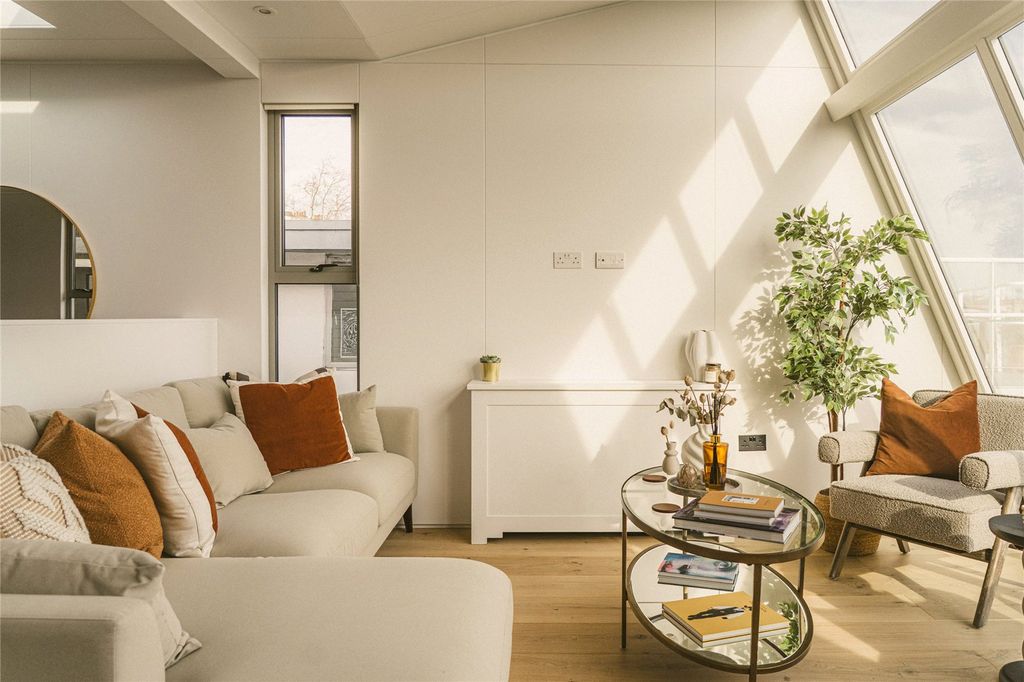 Property photo 3 of 19 Seating Area