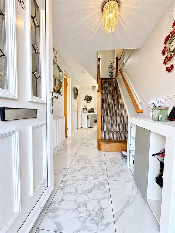 Property photo 2 of 13 Hallwa.Jpg