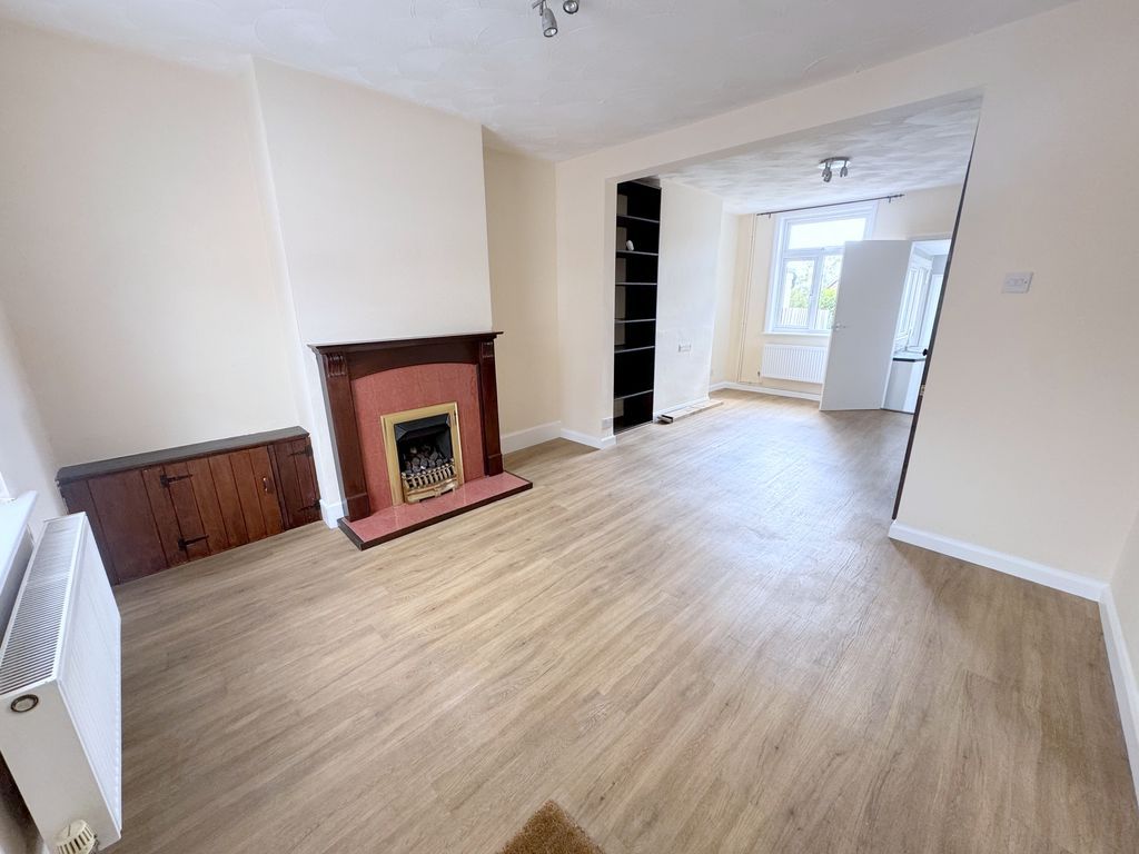 Property photo 3 of 17 Queens Road