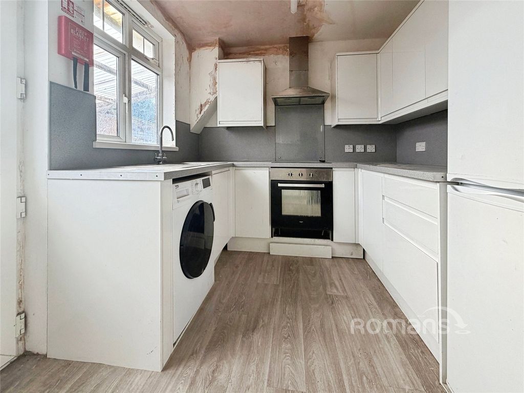 Property photo 3 of 19 Kitchen