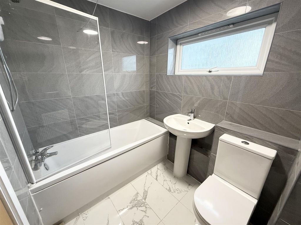 Property photo 3 of 8 Bathroom