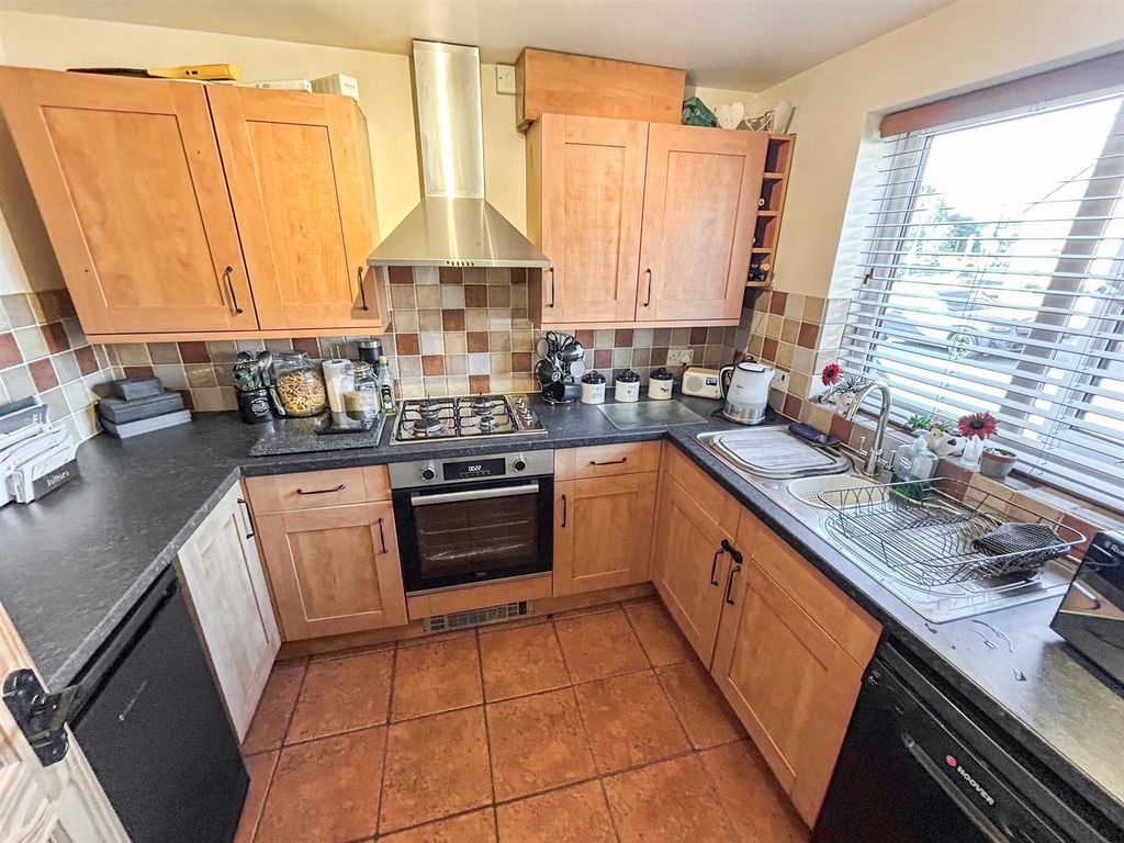 Property photo 3 of 17 Kitchen