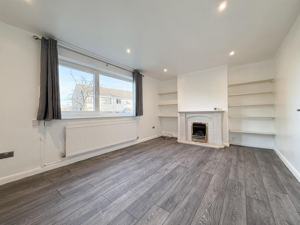 Property photo 2 of 12 Lounge