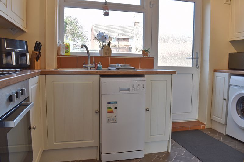 Property photo 3 of 9 Kitchen
