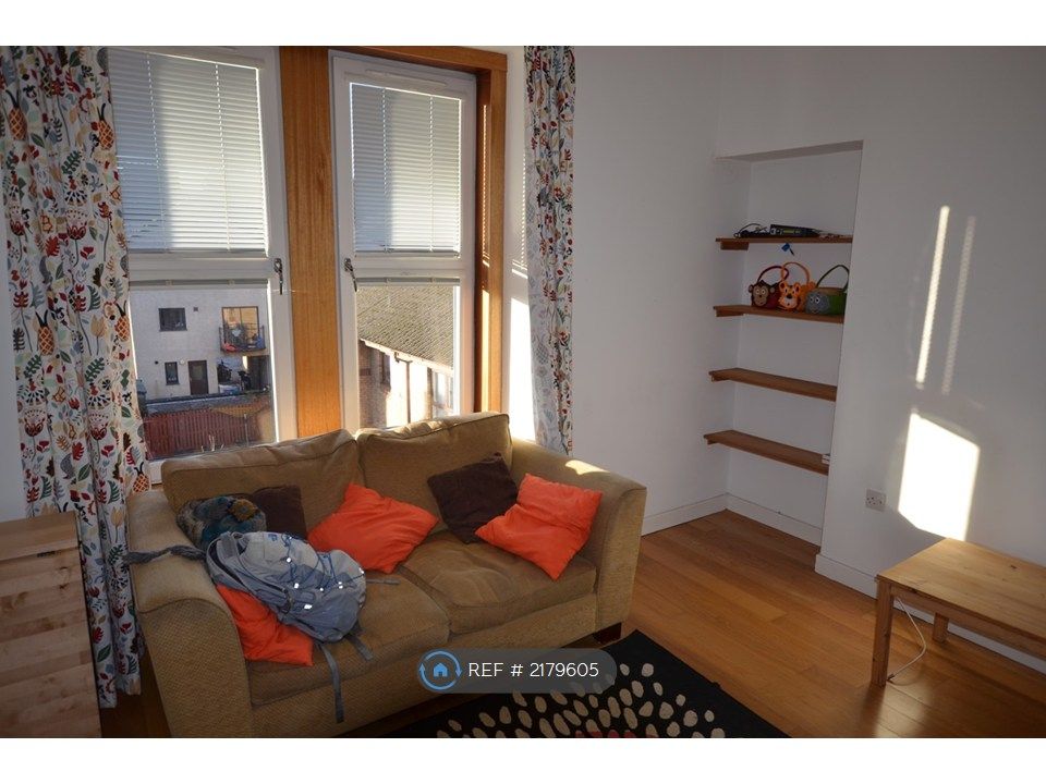 Property photo 3 of 17 Livingroom