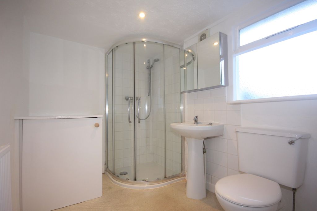 Property photo 2 of 10 Bathroom