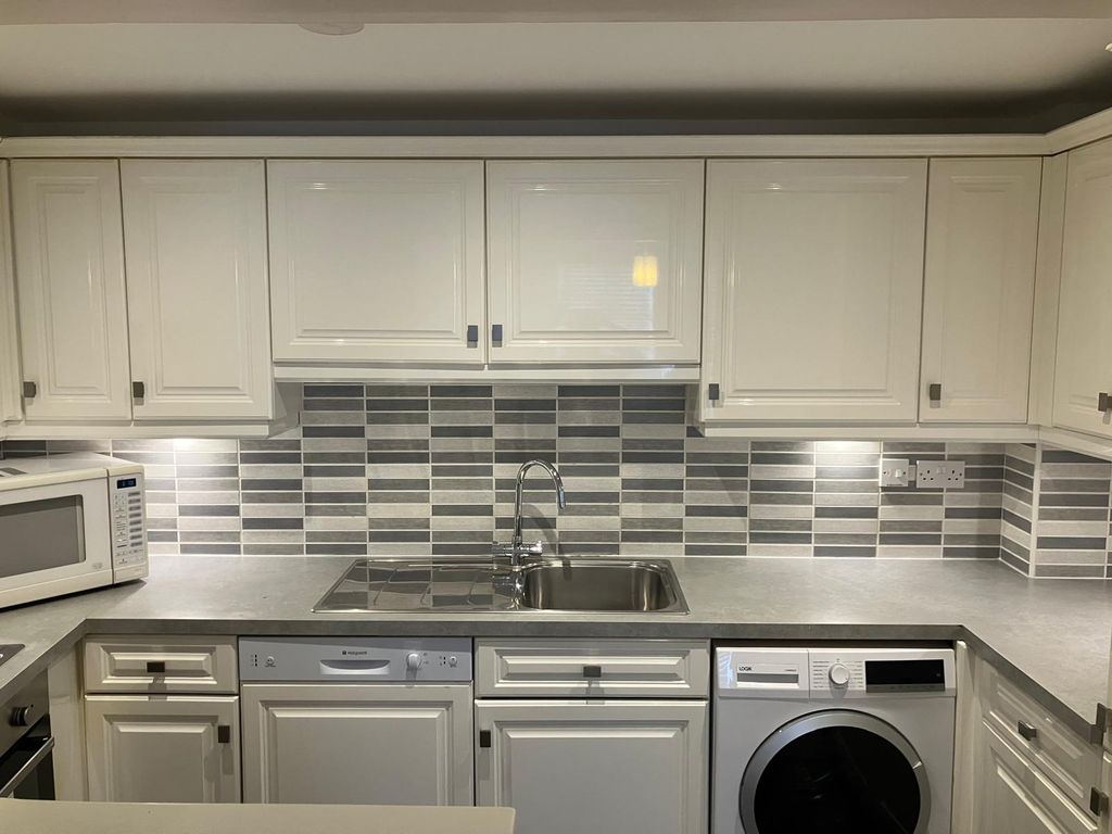 Property photo 3 of 9 Kitchen