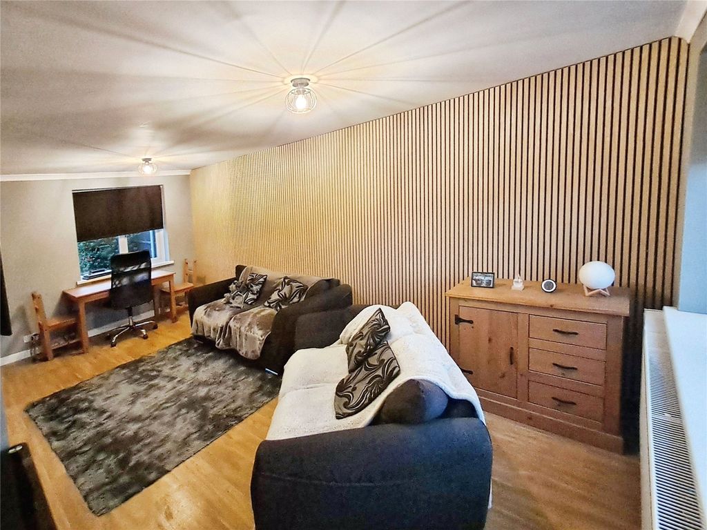 Property photo 3 of 16 Lounge