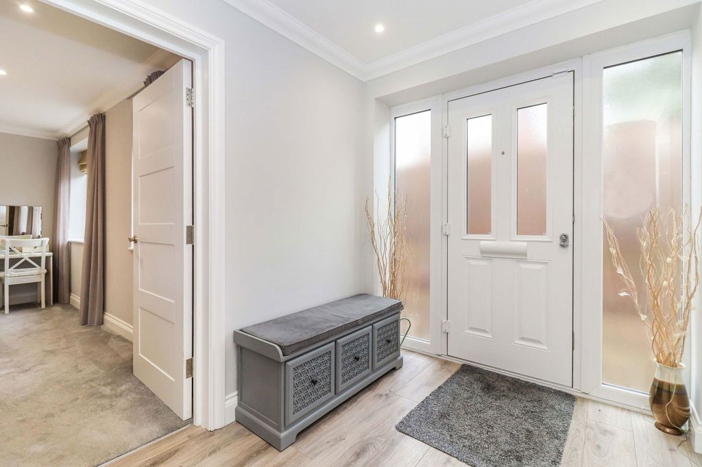 Property photo 3 of 28