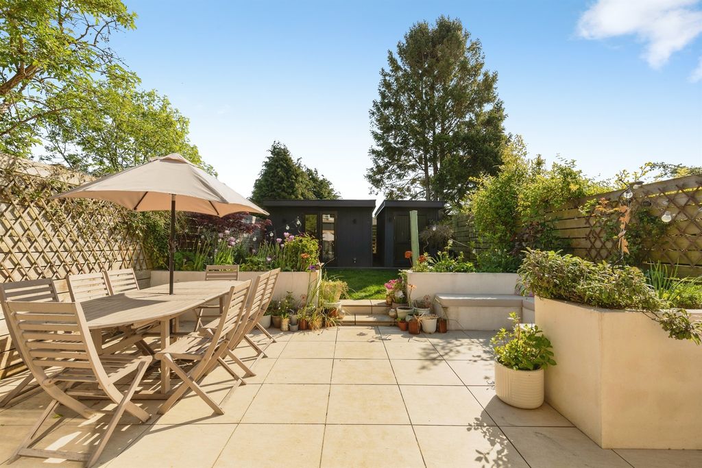 Property photo 2 of 20