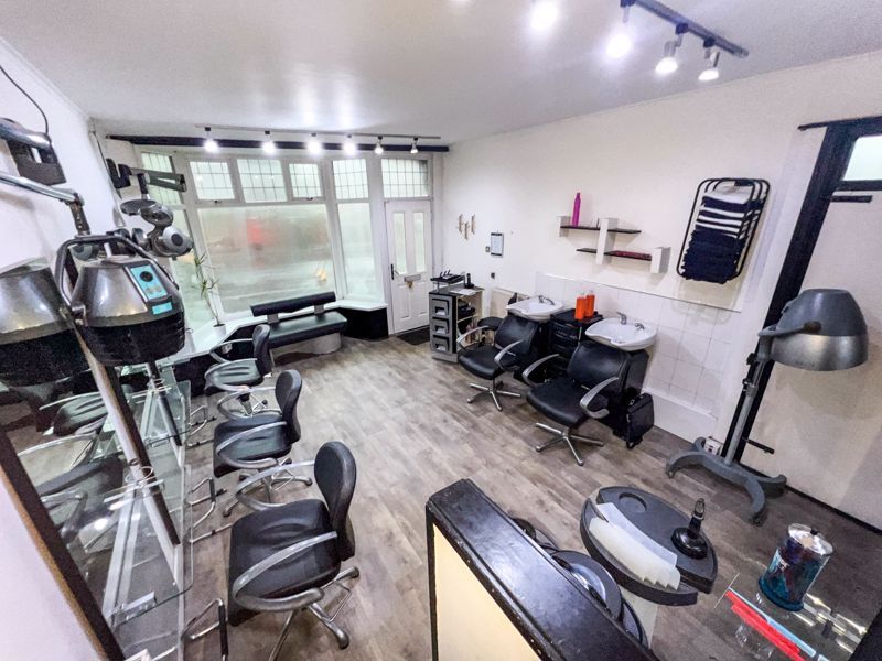 Property photo 2 of 10 Salon
