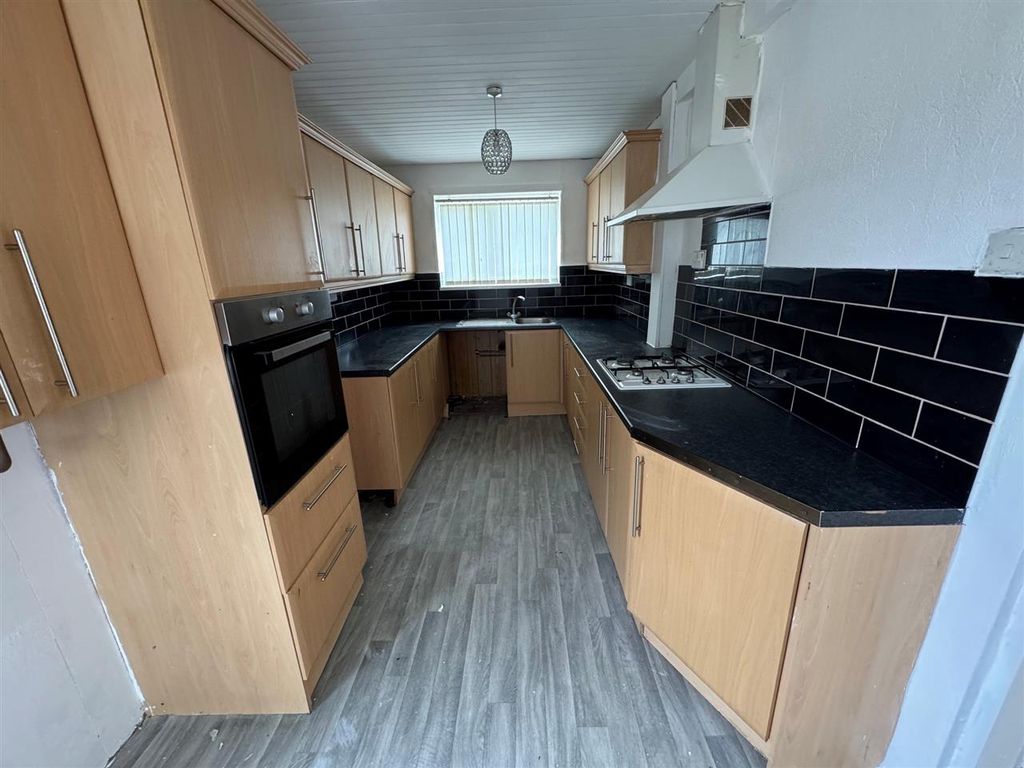 Property photo 3 of 8 Kitchen