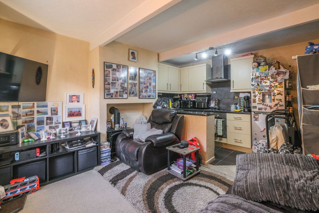 Property photo 2 of 8