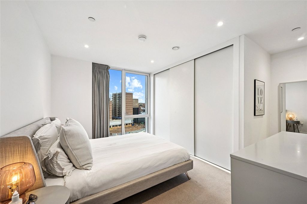 Property photo 2 of 18 Principal Bedroom