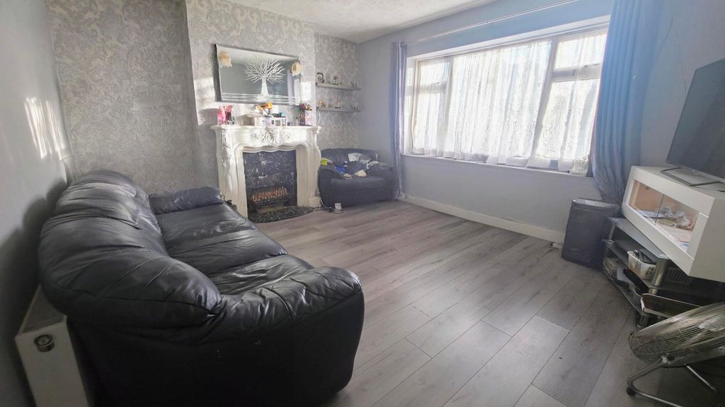 Property photo 2 of 11 Lounge