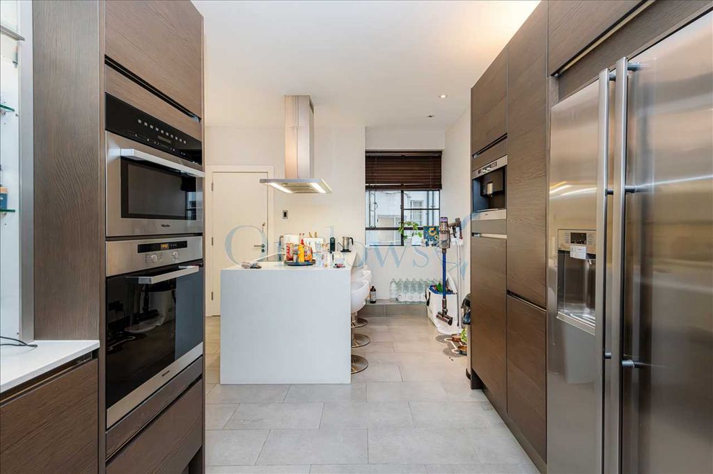 Property photo 3 of 11 Kitchen