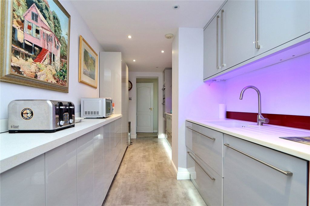 Property photo 3 of 16 Picture No. 11