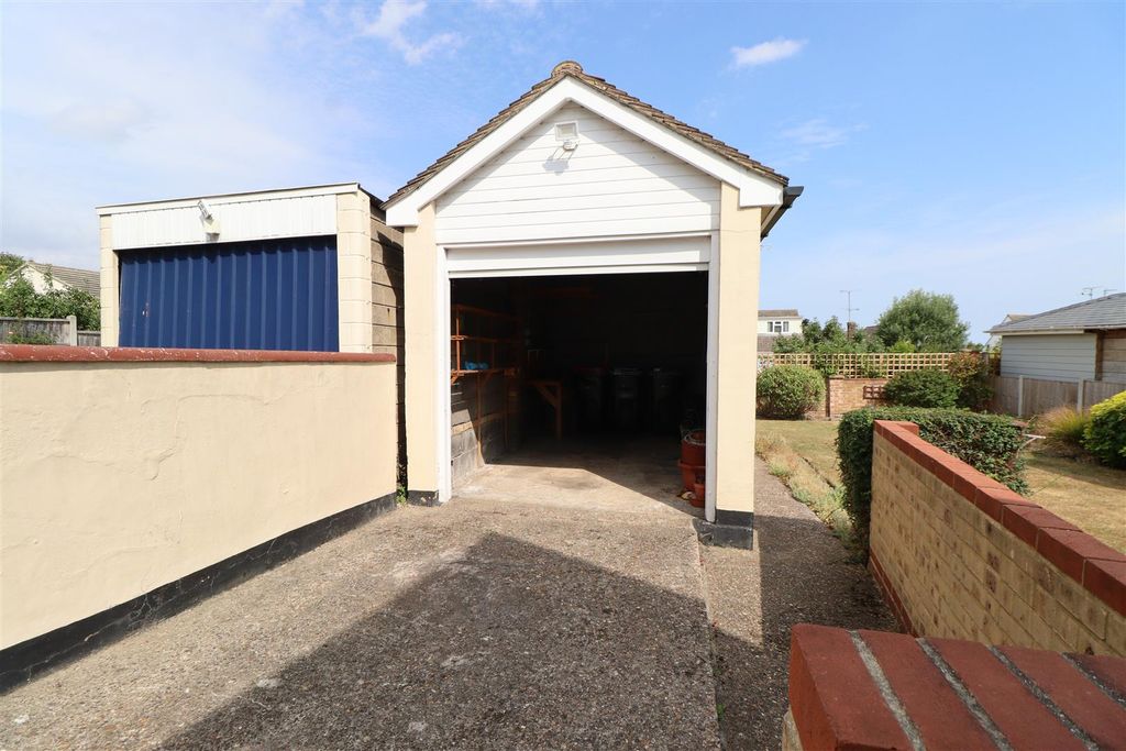Property photo 3 of 23 Garage